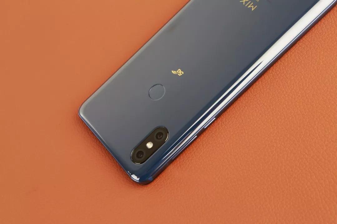 小米mix3 5g后置镜头搭载了1200万广角镜头 1200万长焦镜头,在背面