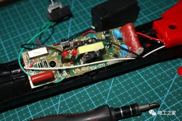 拆了一个30元电蚊拍 电蚊拍会电死人吗