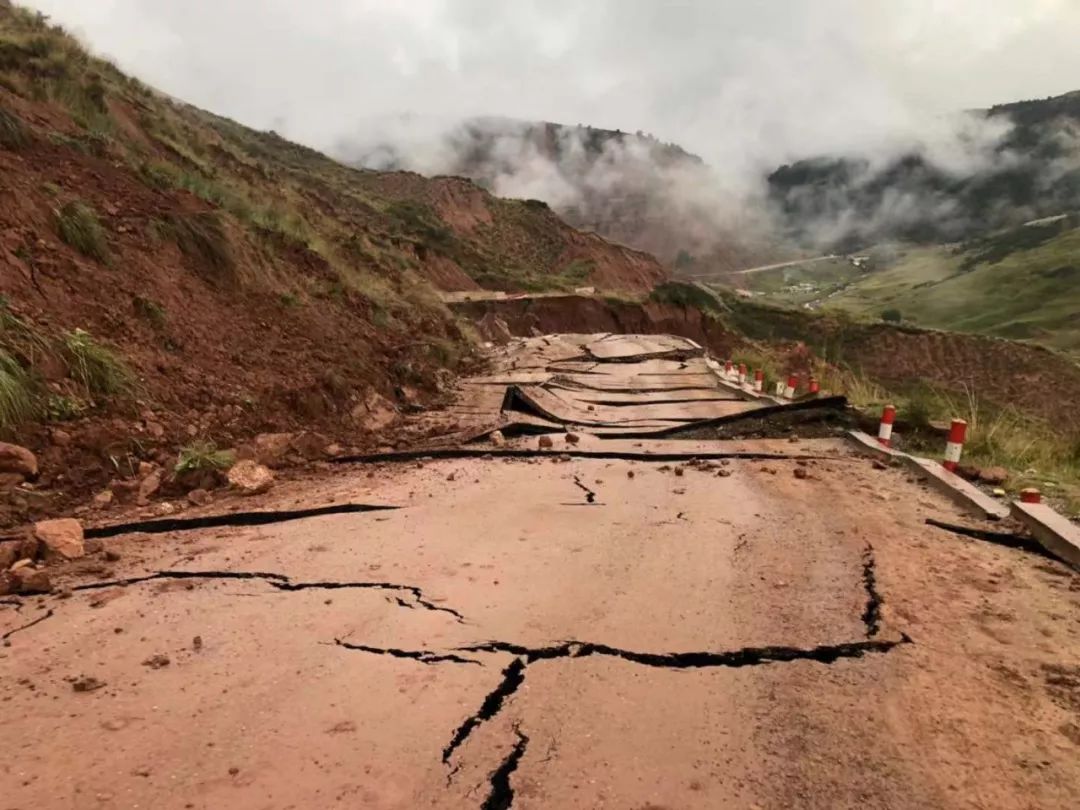 青海部分路段山体滑坡实行交通管制