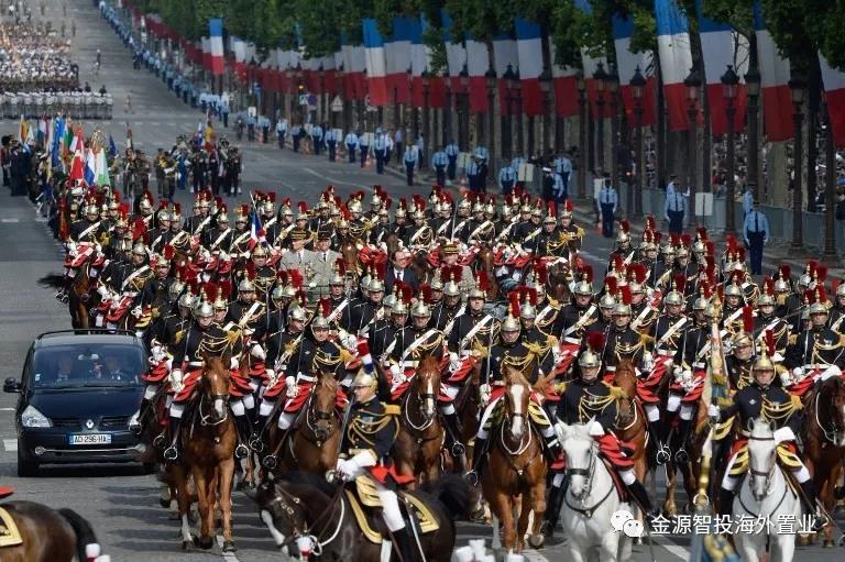 法国国庆阅兵可追溯到1880年,阅兵开始是在法国龙尚跑马场举行,因为