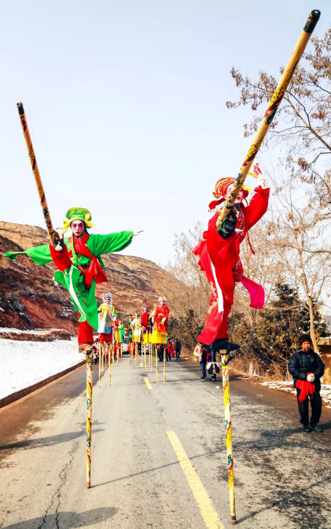 《高跷绝技》何海瑞《崛起的武山》 赵剑锋《西梁梯田》 康晓春《快乐