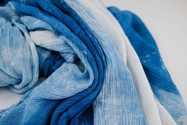 她是一颗种子阳光,雨露,发芽,生长她是一种颜色菘蓝靛,栀子黄,普洱灰