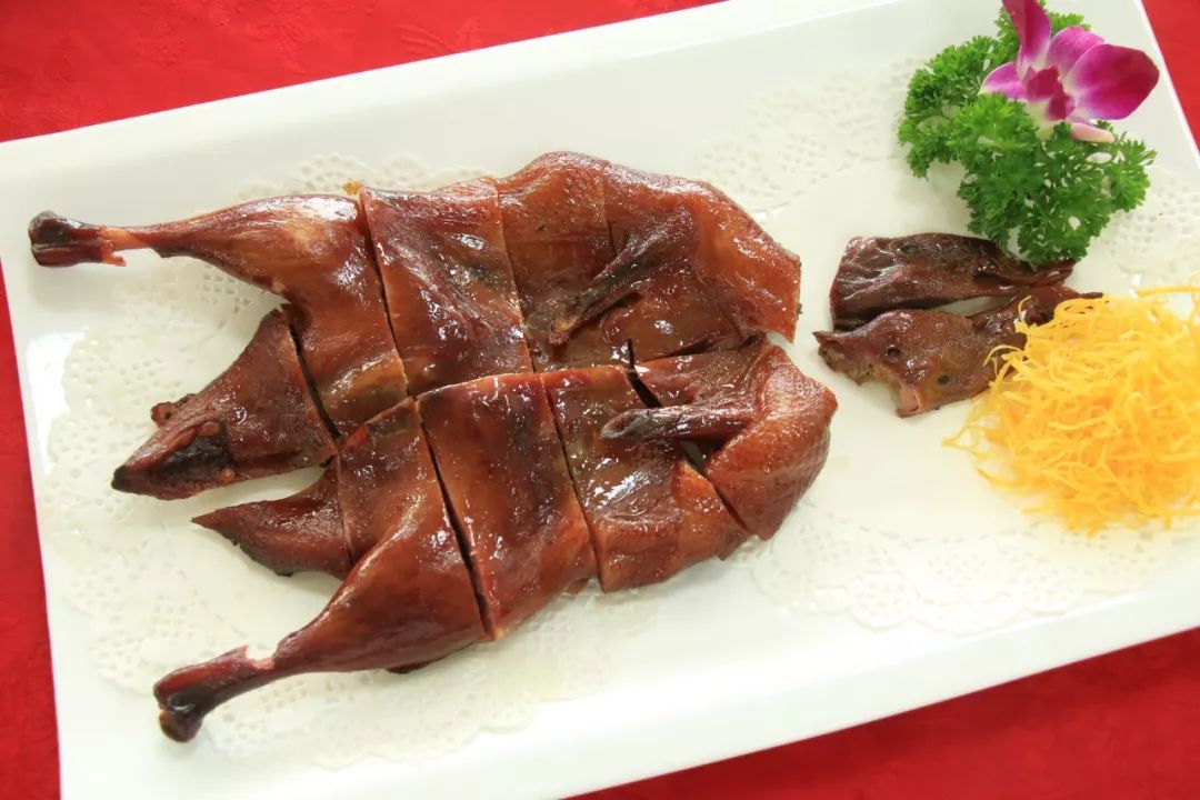 特点:外酥里嫩,香而不腻金丝鸭 78元/只口感非常酥脆,大口大口的肉