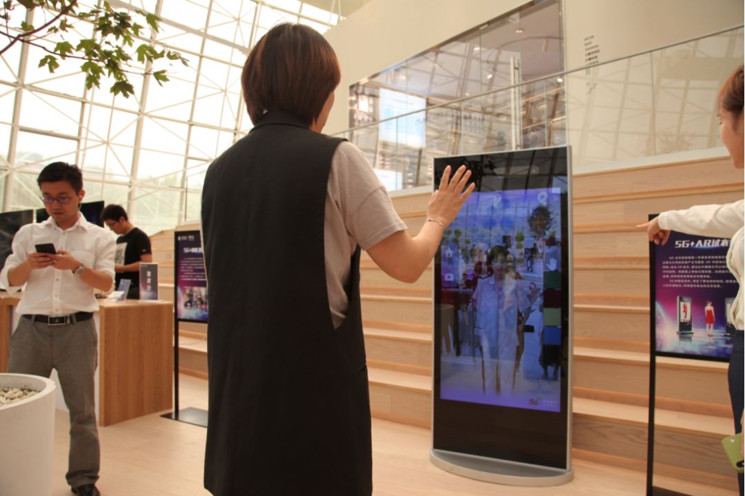 5g ar试衣换装镜前,通过红外深度摄像头识别人体姿态,顾客能瞬间"穿上