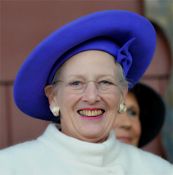 丹麦女王出席跑马大赛并颁发女王骑手荣誉奖