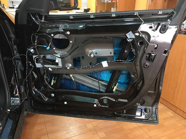 做隔音对宝马x4门板的隔音施工对宝马x4门板的隔音施工安装上gladen