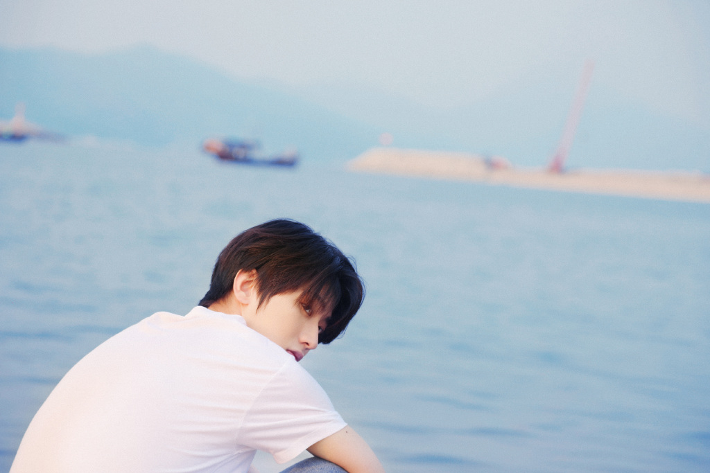 消息蔡徐坤海边写真公开少年感溢出屏幕