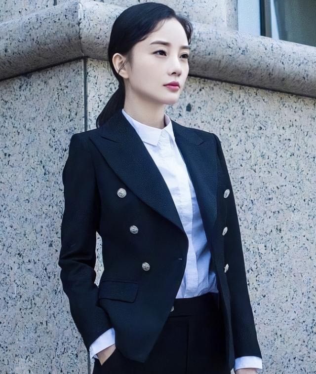 李小璐就是凭借这身女强人形象圈粉不少人,留意穿起这身黑白西装套装