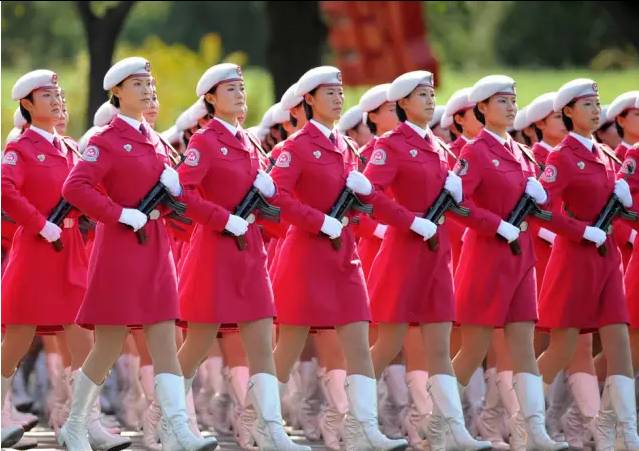 阅兵版女兵美致敬祖国