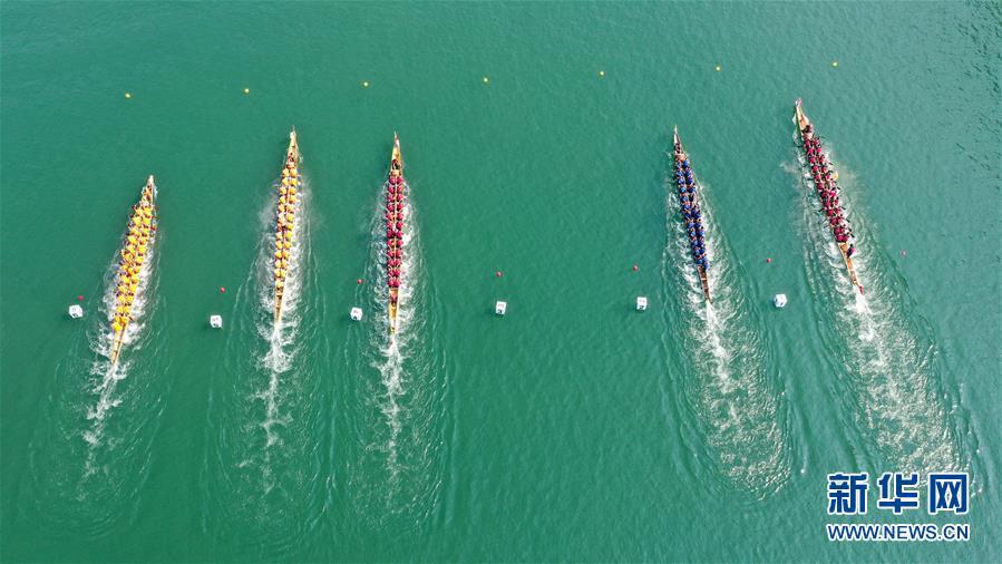 广西融安县赛龙舟迎国庆