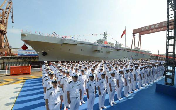 村進行,而空中的陸軍/空軍/海軍航空兵固定翼飛機和直升機方隊的起飛