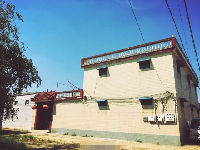 原创王宝强河北老家豪宅曝光亲哥哥和嫂子在收拾院子打扮朴实