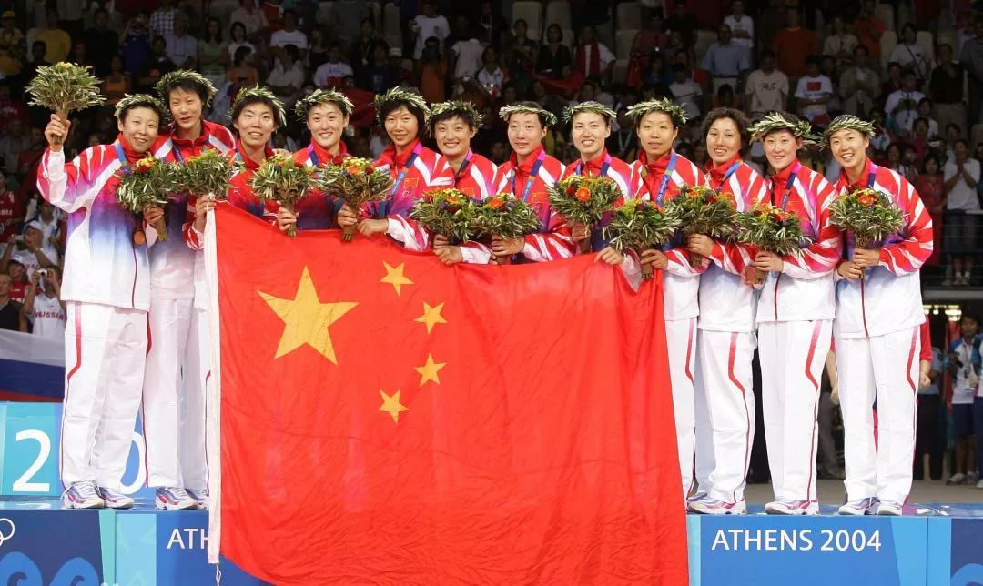中国女排雅典奥运会夺冠什么是女排精神?八个字,顽强战斗,勇敢拼搏
