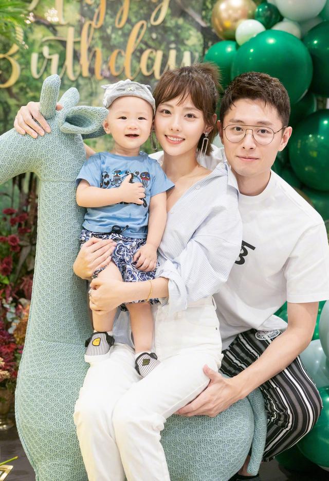 张嘉倪很少出现在荧幕中,因为早把重心都放在了家庭生活中,张嘉倪不仅