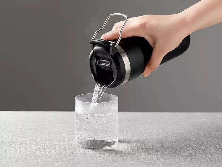 这个百年老牌给保温杯盖上加了两个小设计让人大呼贴心