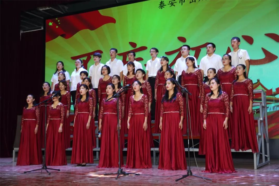 祝 福 祖 国学生合唱团参赛五月的鲜花我仰望五星红旗去云彩里躲猫猫