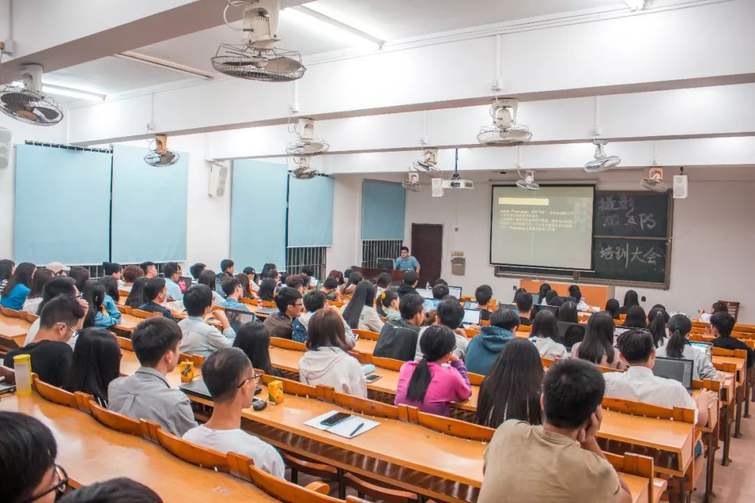 社团内部我们平时会开展线下ps,pr等后期编辑软件和前期拍摄的培训会