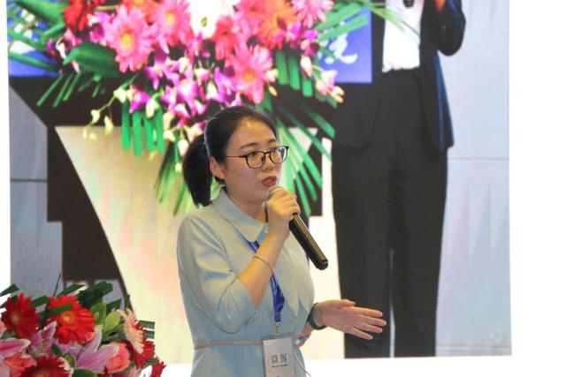 中国铁建地产2017届创新力代表张雨晴分享成长经历在互动环节,学子们