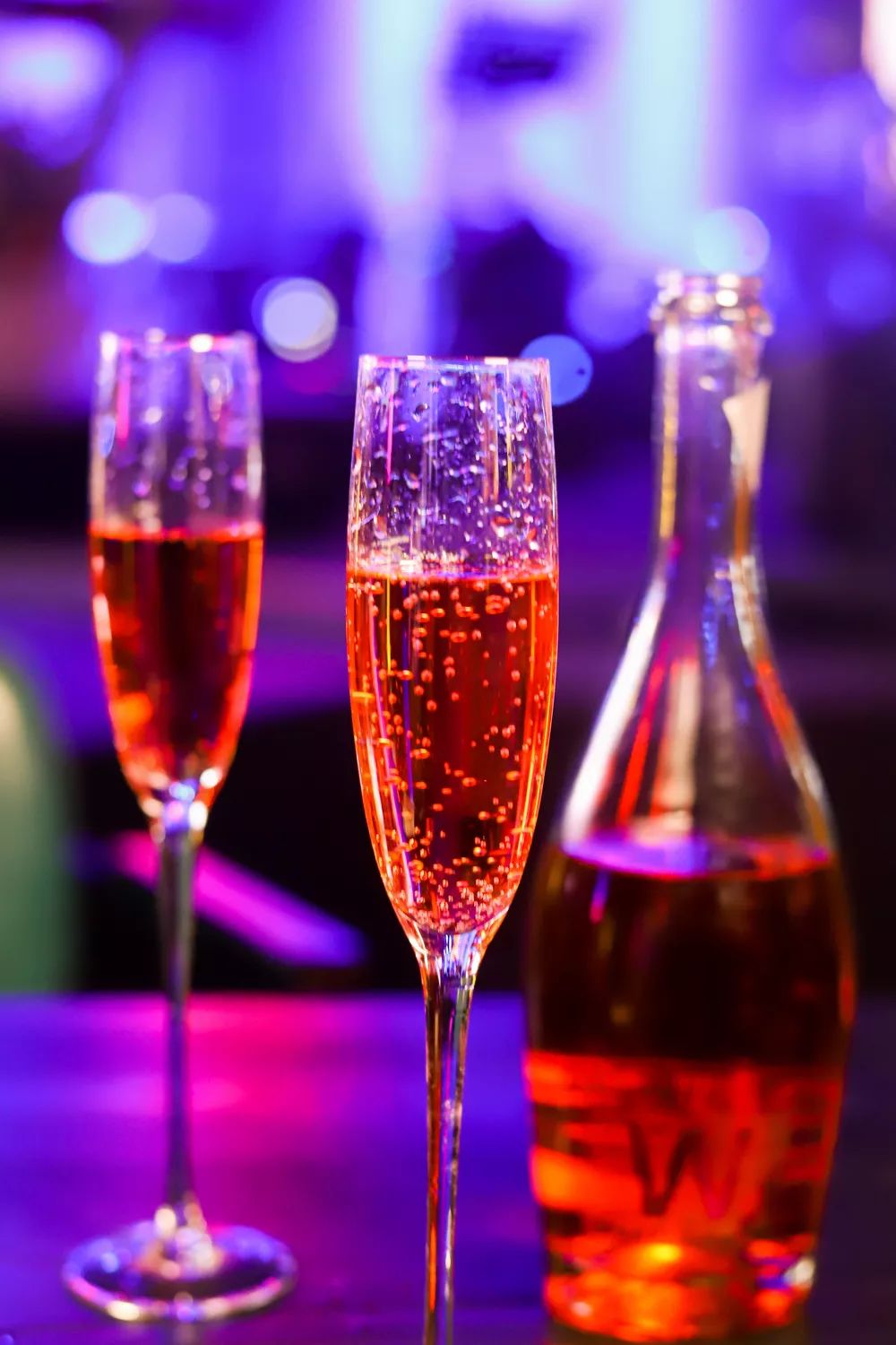 厦门惊现"中国好声音"酒吧,半米高的彩虹酒,没5个人喝不动!