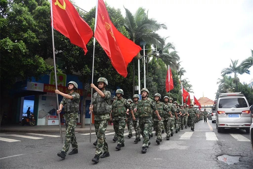 踏查国门两翼边境线军警民联合巡逻队在中缅81号界桩前合影常态化开展