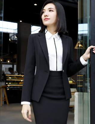 流行穿黑色小西装,内搭什么款式的衣服会显瘦又潮!