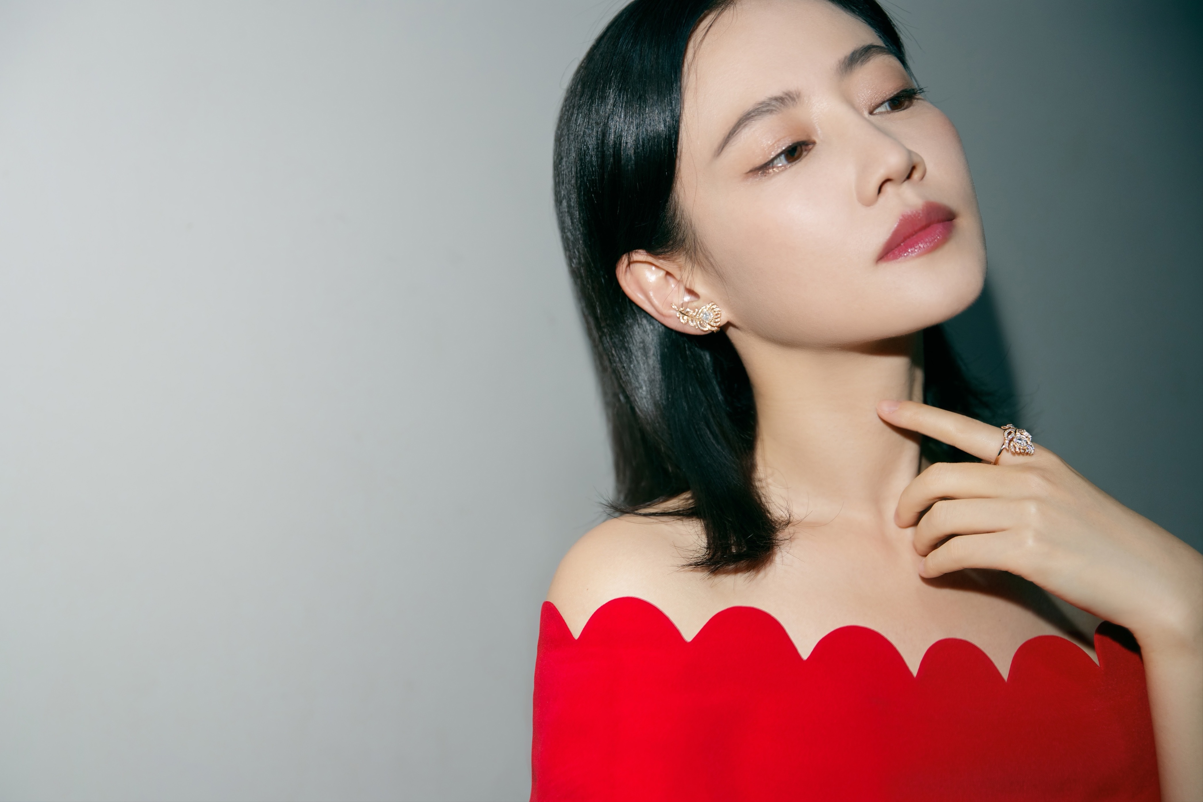 谭卓与《烈火英雄》剧组温情献唱 为新中国成立70周年庆生