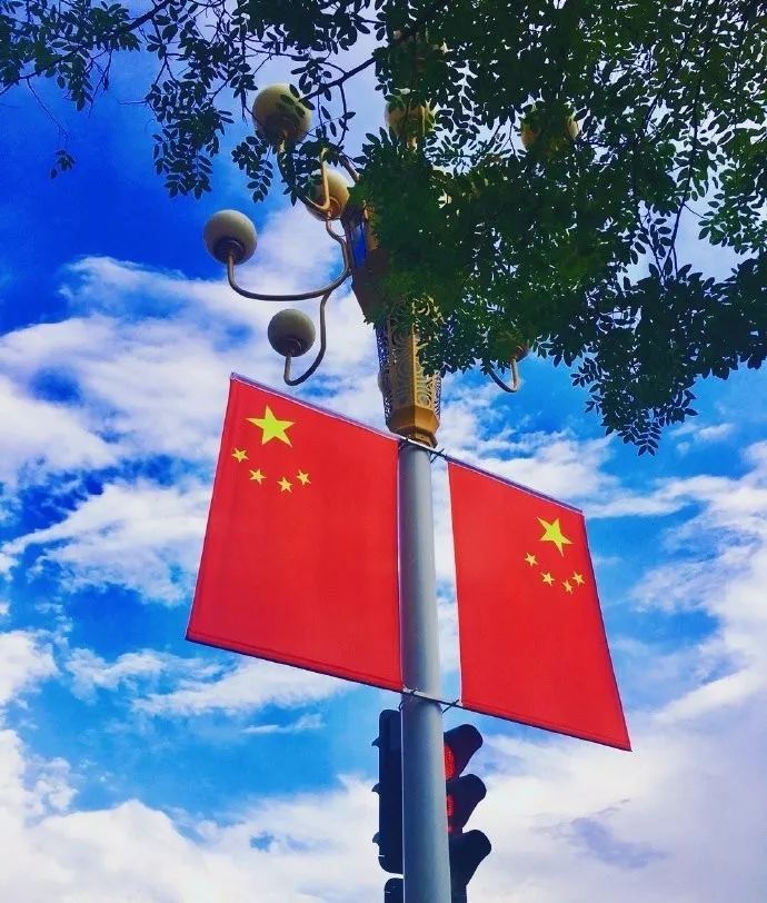 五星红旗被一抹抹"中国红"包围山西各地街头向祖国报到用它独特的方式