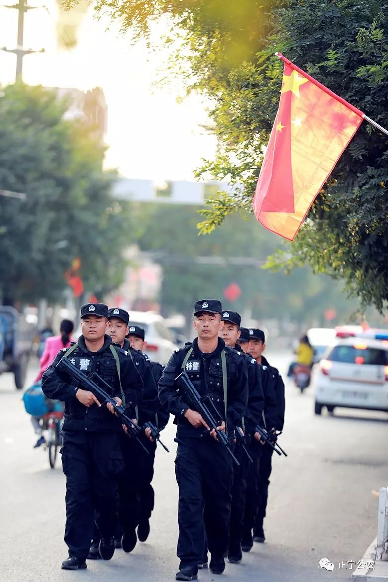 正宁特警全天候巡逻防控守护国庆平安祥和