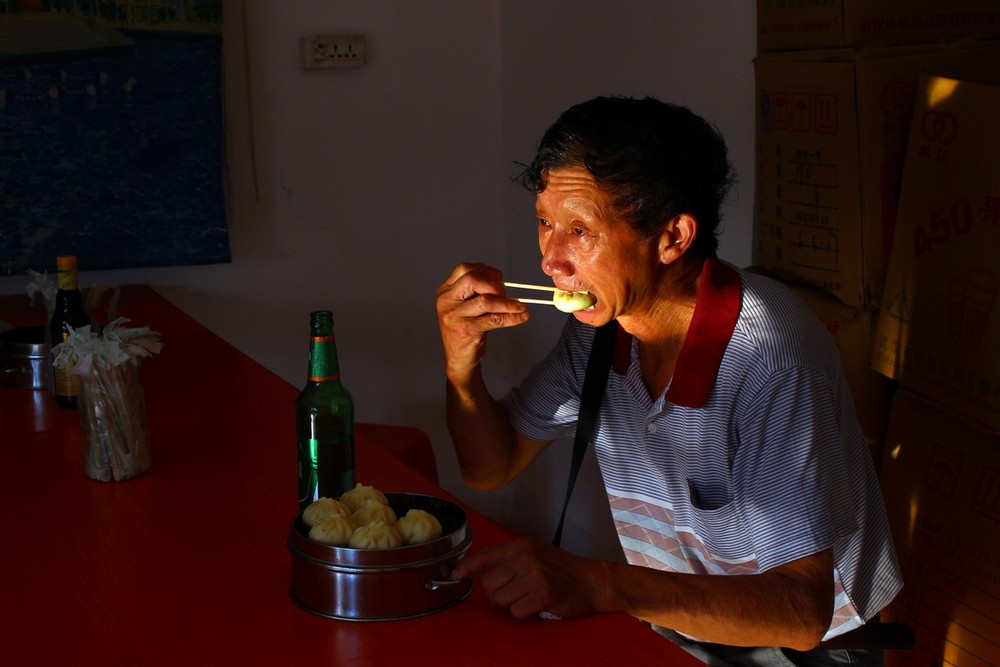 实拍直击空巢老人的心酸生活是否让你想起家中留守的父母