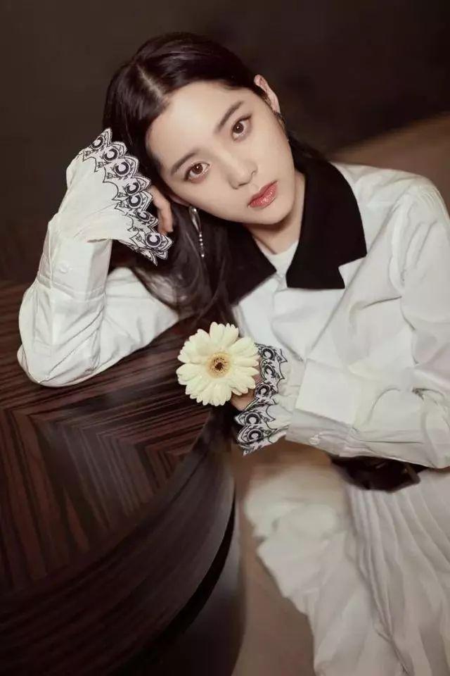 欧阳娜娜真是个可人儿白衣秀冷酷女王范太喜欢这种气质了