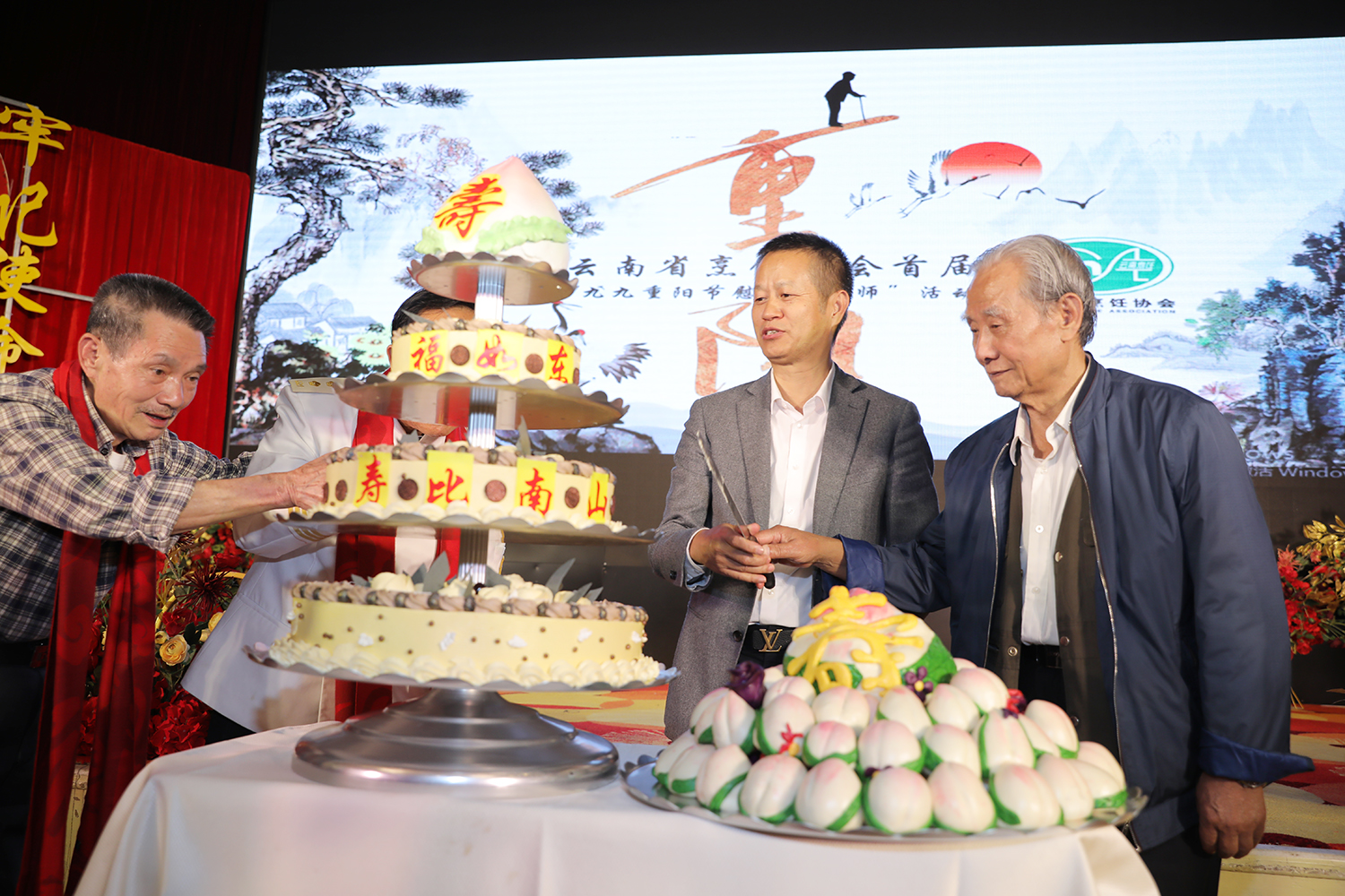大师"活动正式开场,出席活动的嘉宾都是为云南滇菜烹饪事业及传承做出