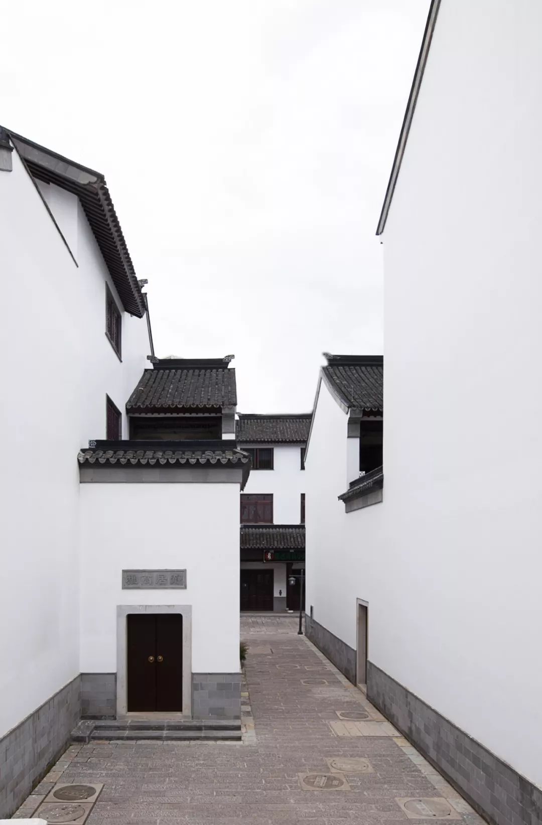 第一眼便能看到传统徽式建筑元素中的鱼鳞瓦,作为经典的徽派建筑习俗