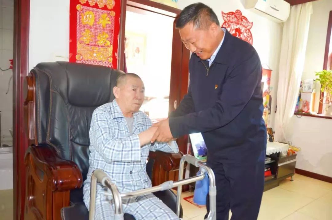 大庆高新区为全区老干部老党员献上节日祝福_王振涛