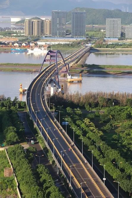 新城大桥双向开通之后,长峙岛交通瓶颈有所缓解.