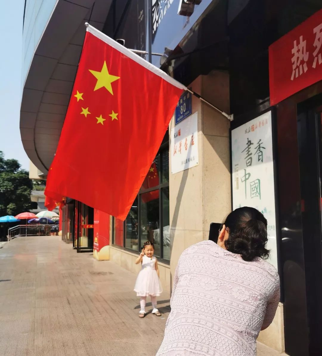 鲜艳的五星红旗迎风飘扬成为一道道靓丽的风景满眼的五星红旗让淮北