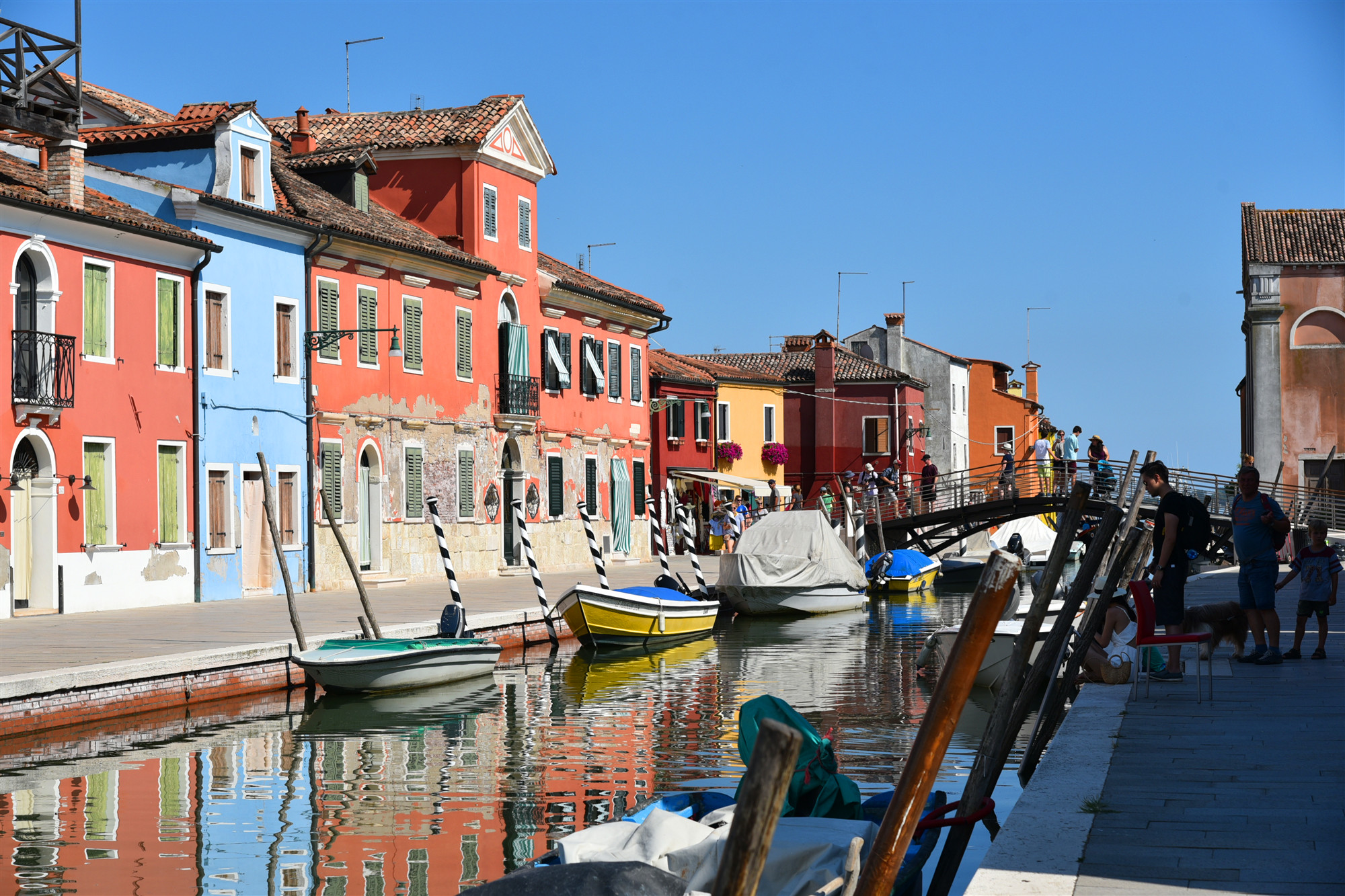 色彩斑斓的布拉诺岛,意大利的彩色岛