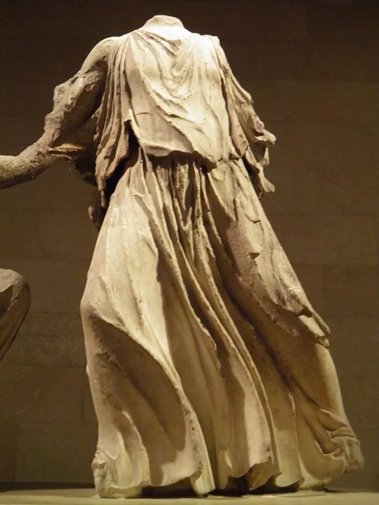 就是前面说的三女神了,▼三女神:hestia, dione and aphrodite外加