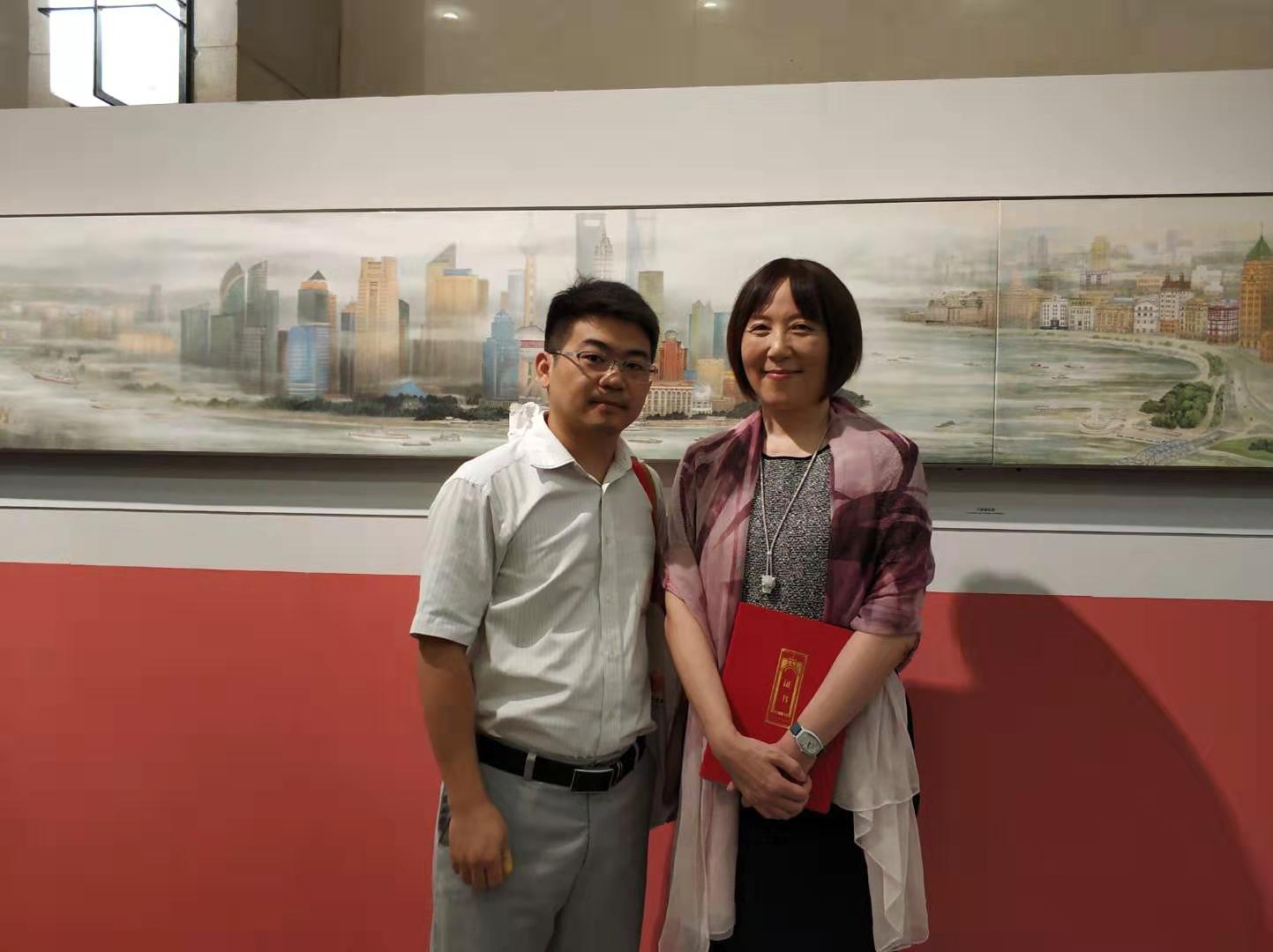 码头游船和海轮穿梭往来;陆家嘴的林立高楼,与外滩的万国建筑交相辉映