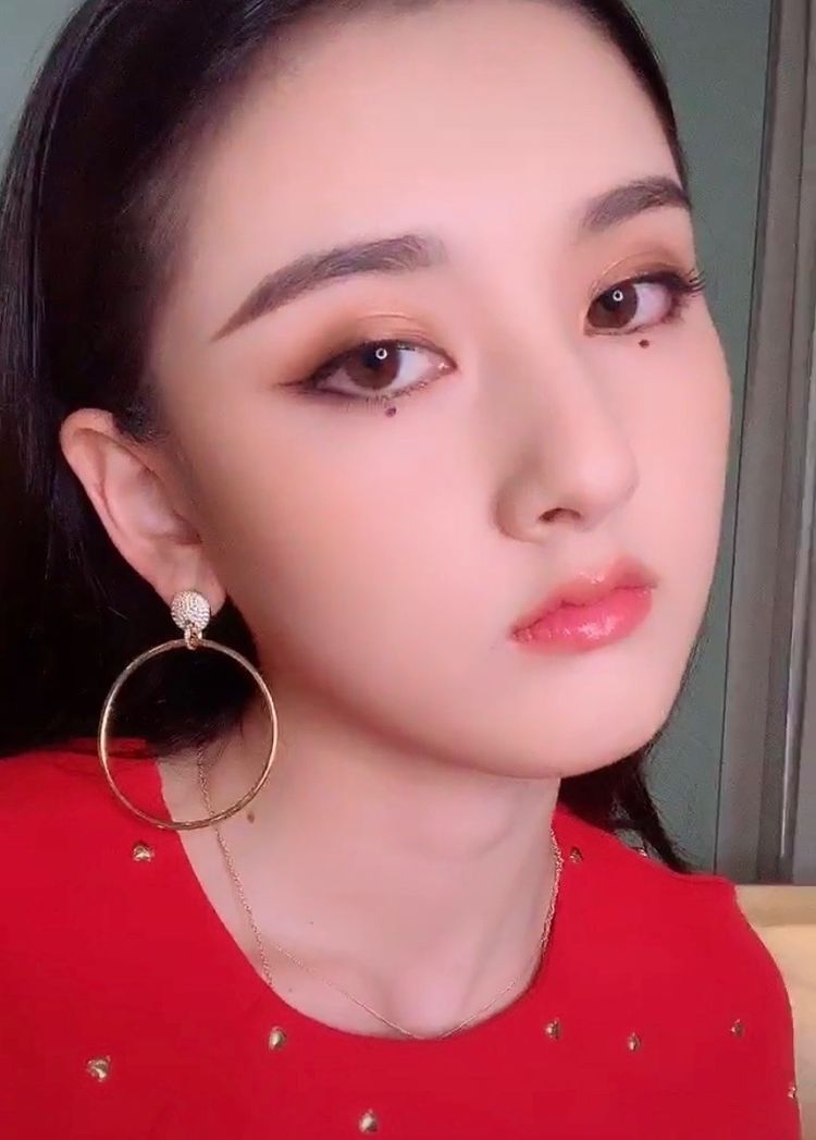 宋祖儿首次尝试"卧蚕痣妆"就火,看着很简单,一般人却驾驭不了-搜狐