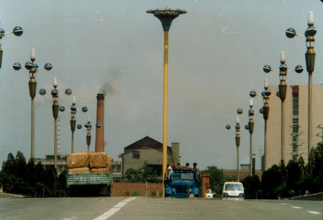 80-90年代 九眼桥 水泡灯那时的路灯便是利用蒸汽机发电,每到黄昏时分