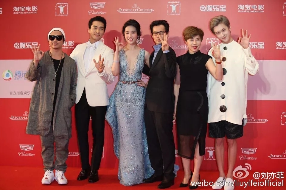 五官温柔大气,气质温婉优雅,当之无愧的"合照杀手"