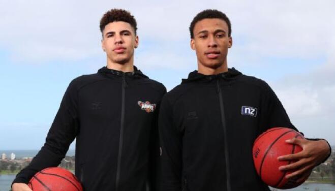 原创球哥一家得出巨星了曝耐克有兴趣与三球签约他还可能成状元秀