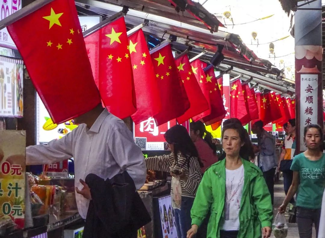 貴陽街頭五星紅旗飄揚國慶主題鮮花雕塑亮相