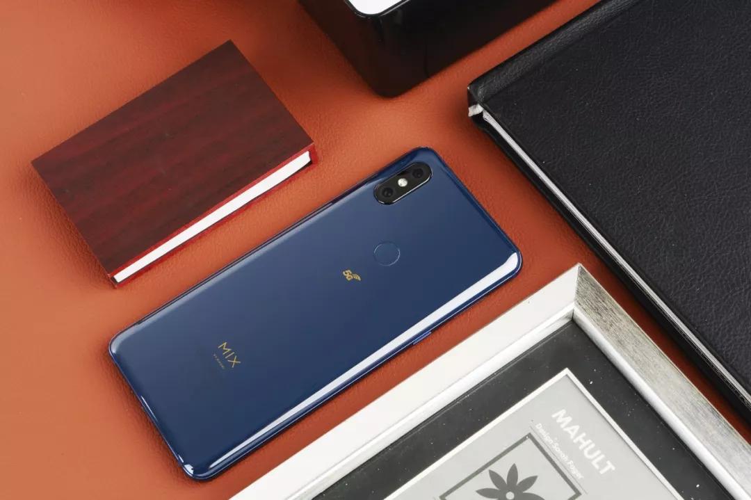 小米mix3 5g后置镜头搭载了1200万广角镜头 1200万长焦镜头,在背面