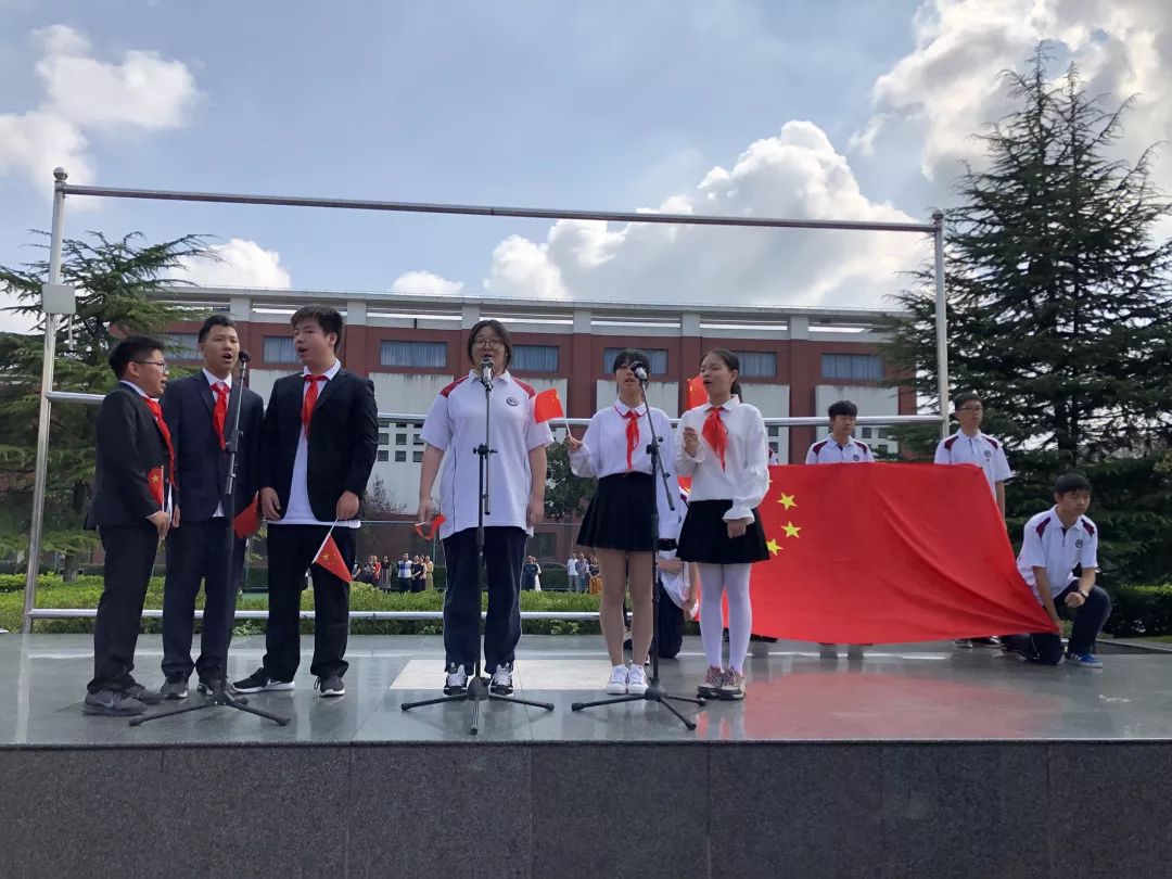 把最真挚的祝福献给您三林中学东校迎建国70周年主题升旗仪式