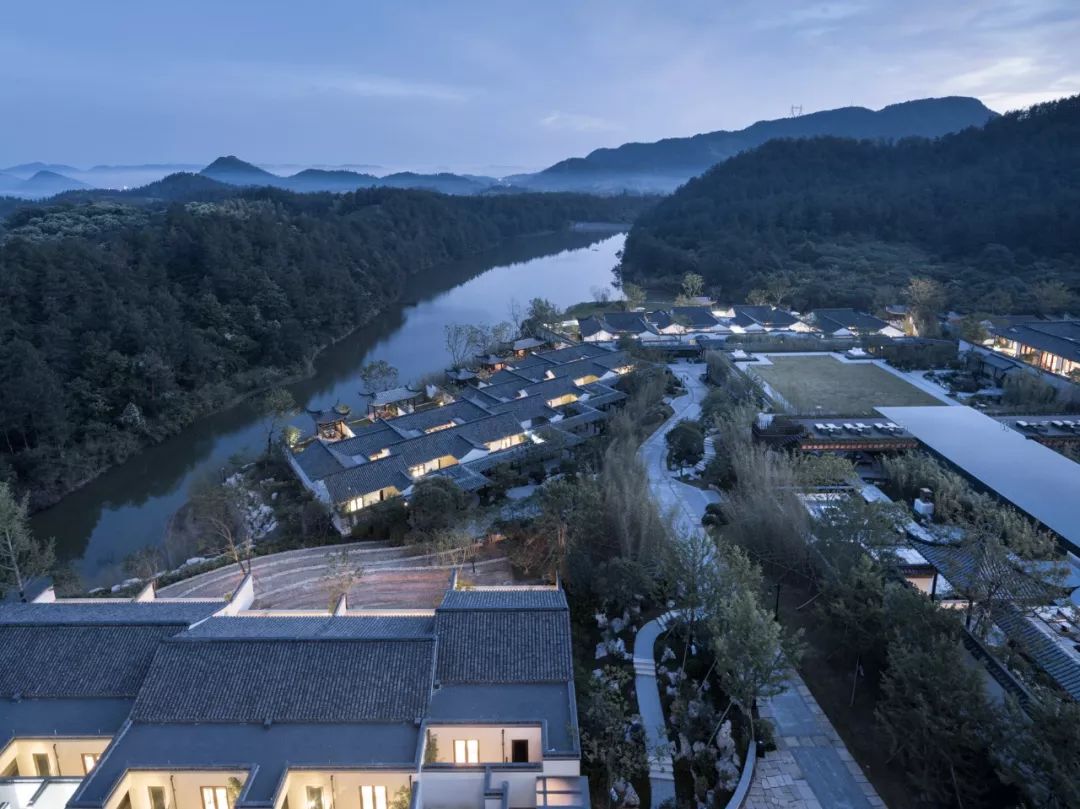 轴线对称为了消减视觉的喧闹,最终回归度假酒店健康生态的理念.