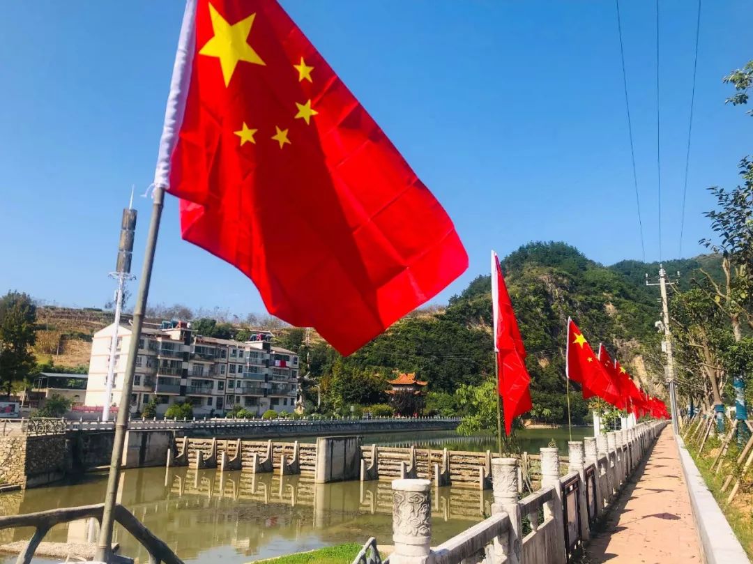 卓越旅游挂国旗迎国庆五龙河景区营造最美中国红