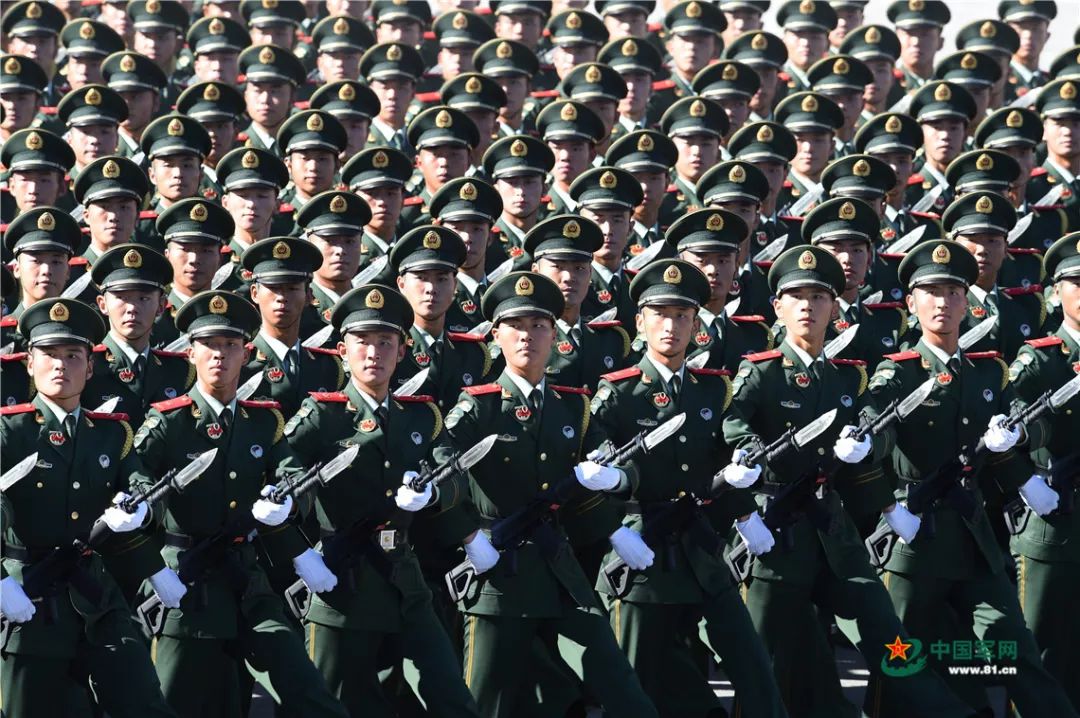 如群山列队似万马奔腾武警部队方队来了