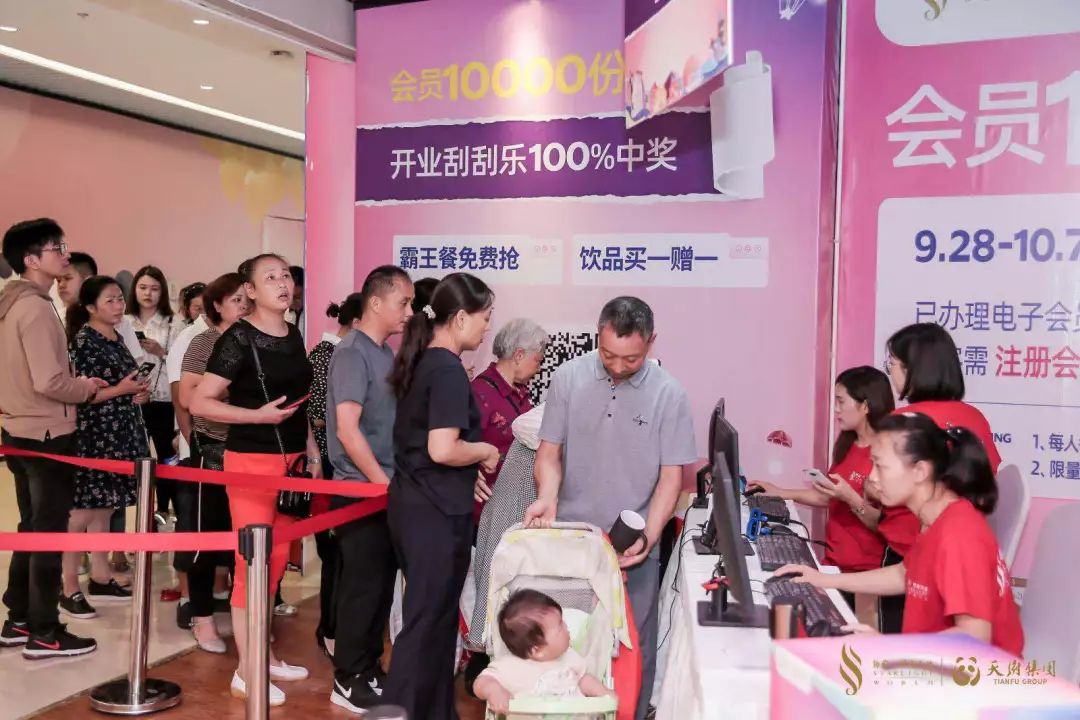 商场各种精彩纷呈的活动,让大家热情高涨.