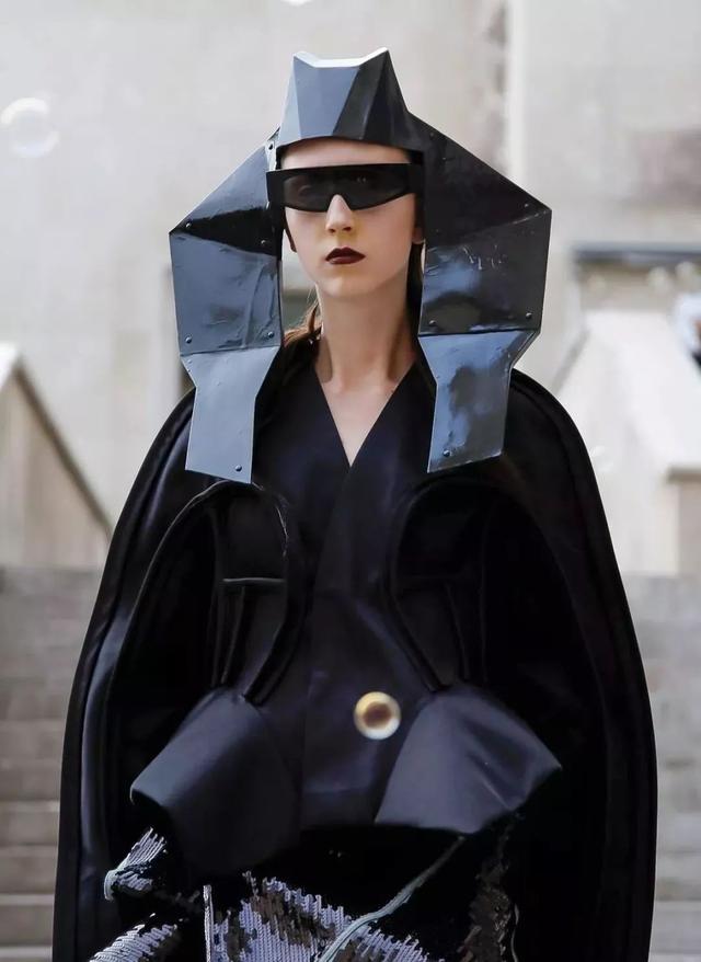 rick owens的哥特"女祭司"专治时装秀场上的各路奇异丧尸.